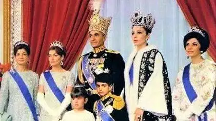 شاه در کنار هواری بومدین، رهبر الجزایر و صدام حسین معاون رئیس جمهور عراق در جریان عهدنامه 1975 الجزایر(عکس)
