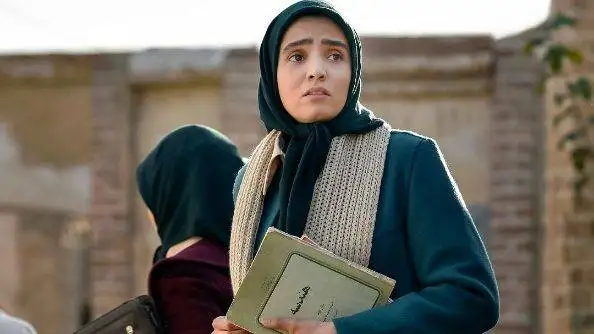 عکس؛ سفر در زمان -  (دیبا هامون) در پشت صحنه سریال طوبی -  سال 1403