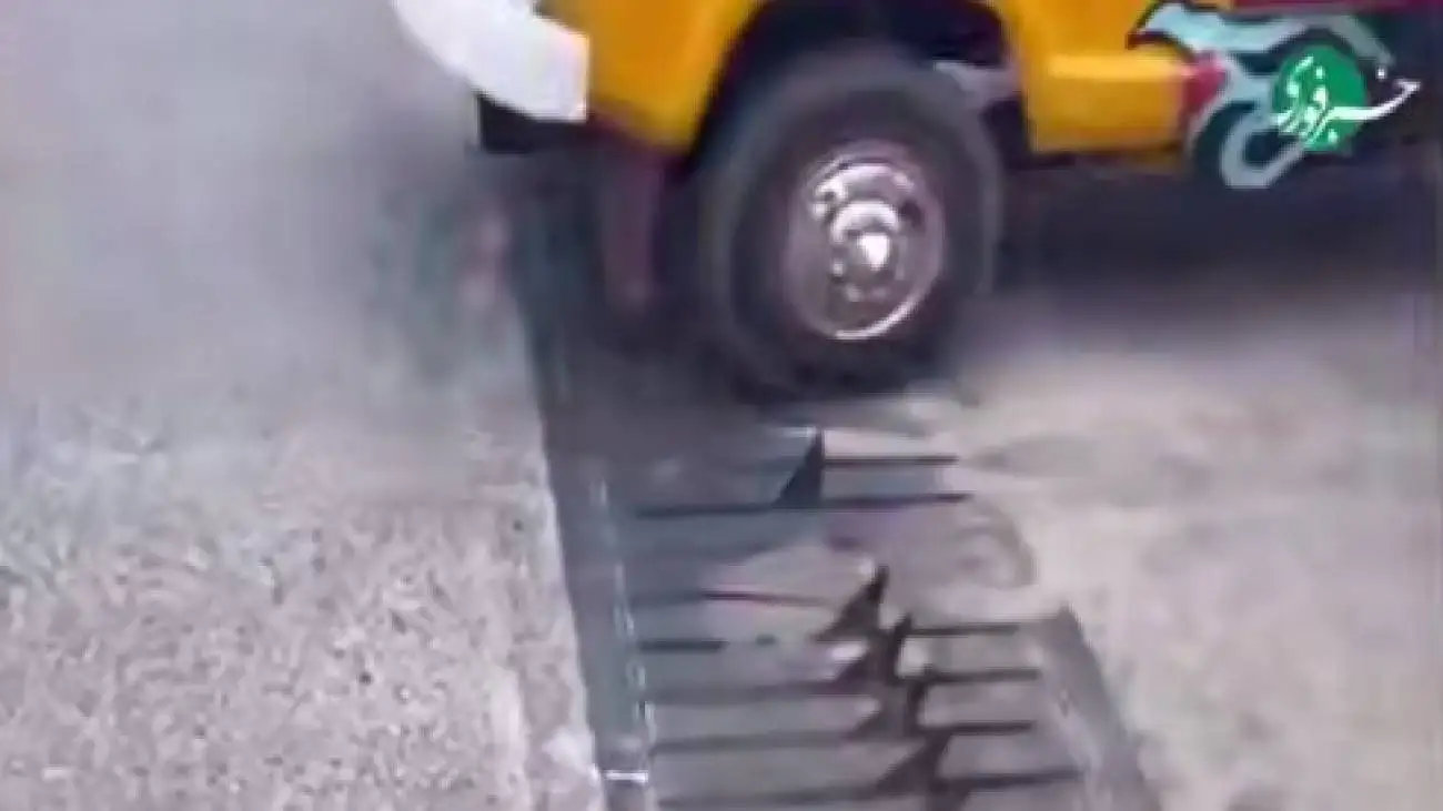 ویدیو  -  تکنیک پلیس افغانستان برای اجبار مردم به رعایت قانون؛ ترکاندن لاستیک!