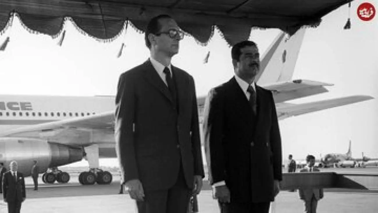 تصویر  -  تشریفات فرانسوی ها برای صدام در پاریس؛ گرفتن چتر توسط نیروی امنیتی برای قدم زنی راحت صدام در کنار ژاک شیراک