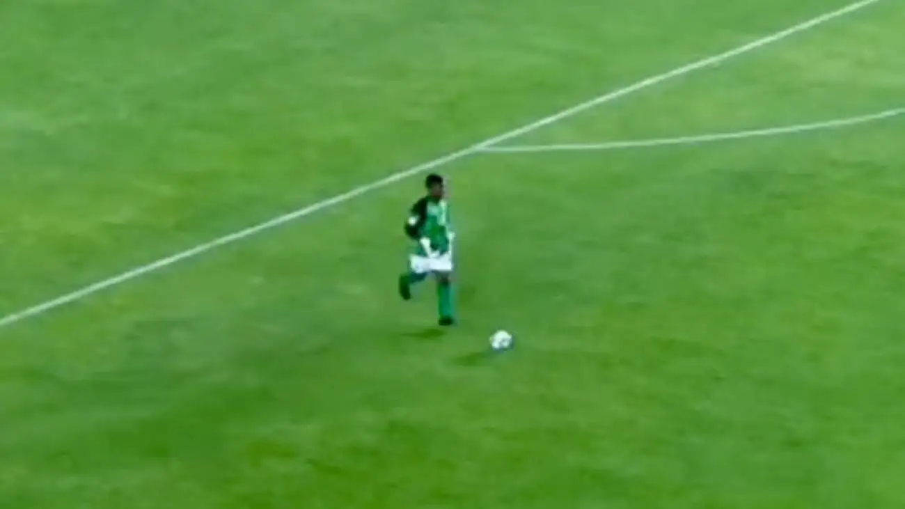 گل 64 متری دروازه بان ورزشگاه را شوکه کرد؛ فرار بزرگ از باخت + ویدیو