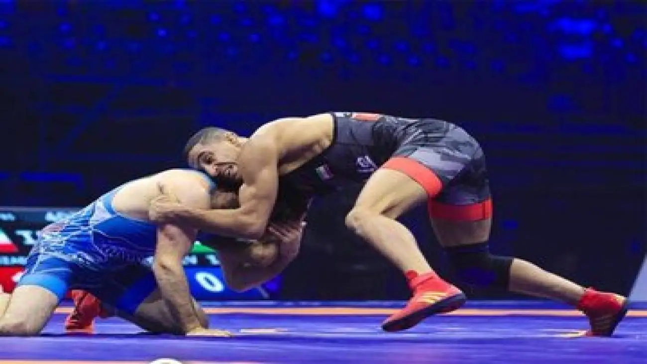 عکس -  آبگوشت خوری کشتی گیران در ظهر جمعه ورزشگاه آزادی