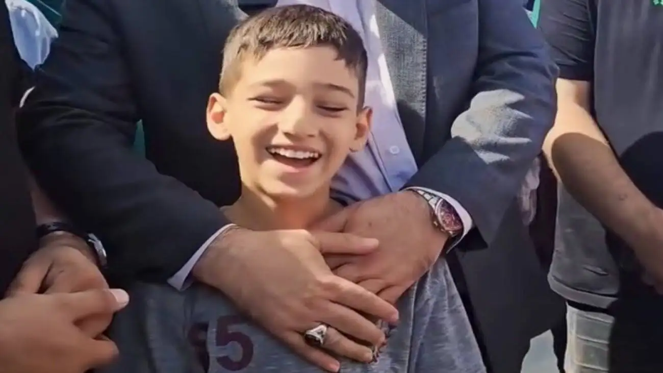 این کودک دیشب جان 15 نفر را نجات داد  -  تشبیه این کودک به ریزعلی خواجوی از سوی مقامات استان + ویدیو