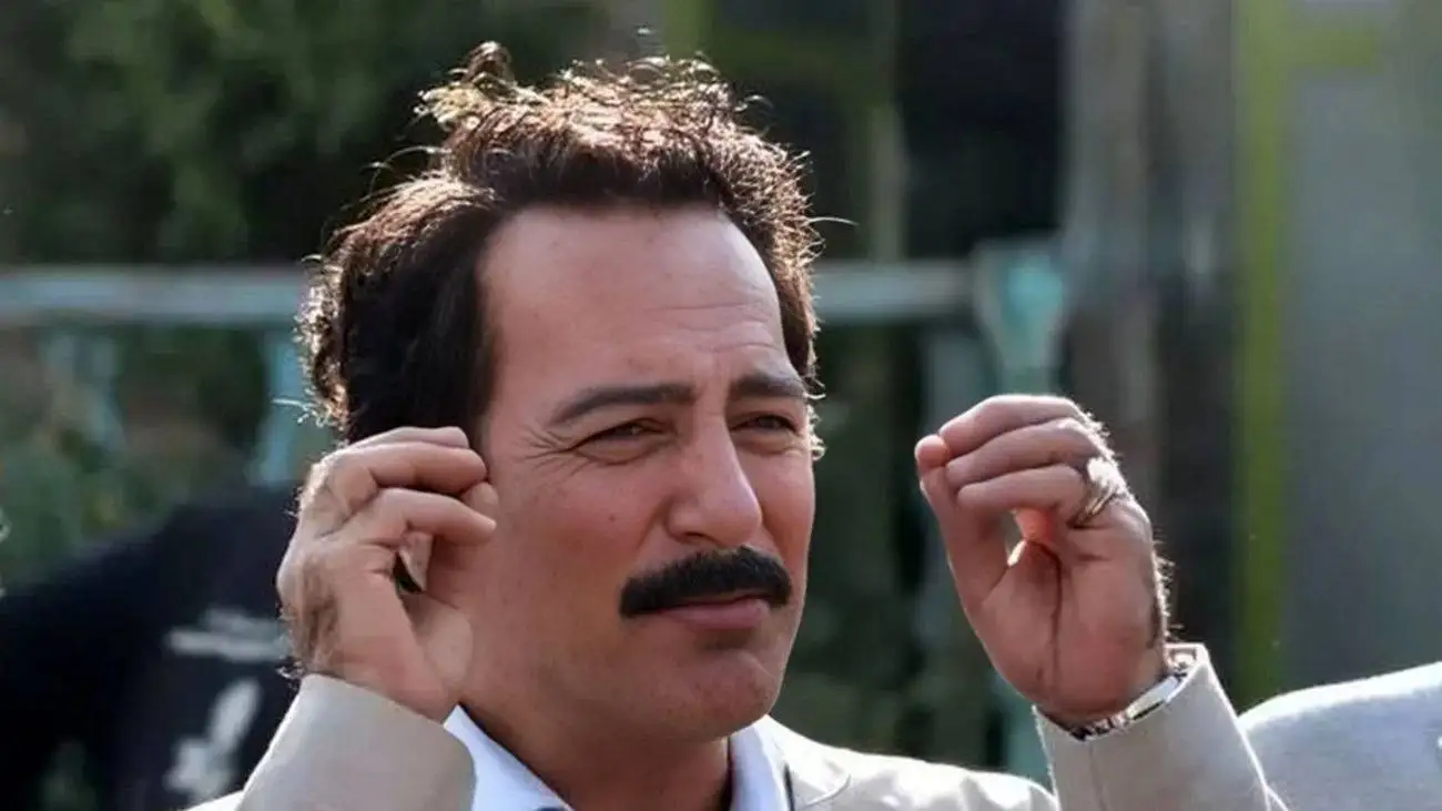 عکس  -   دکور خانه و آشپزخانه جذاب و دیدنی حمیدرضا آذرنگ   -  خیره شدن سگش به گربه پشت پنجره ...