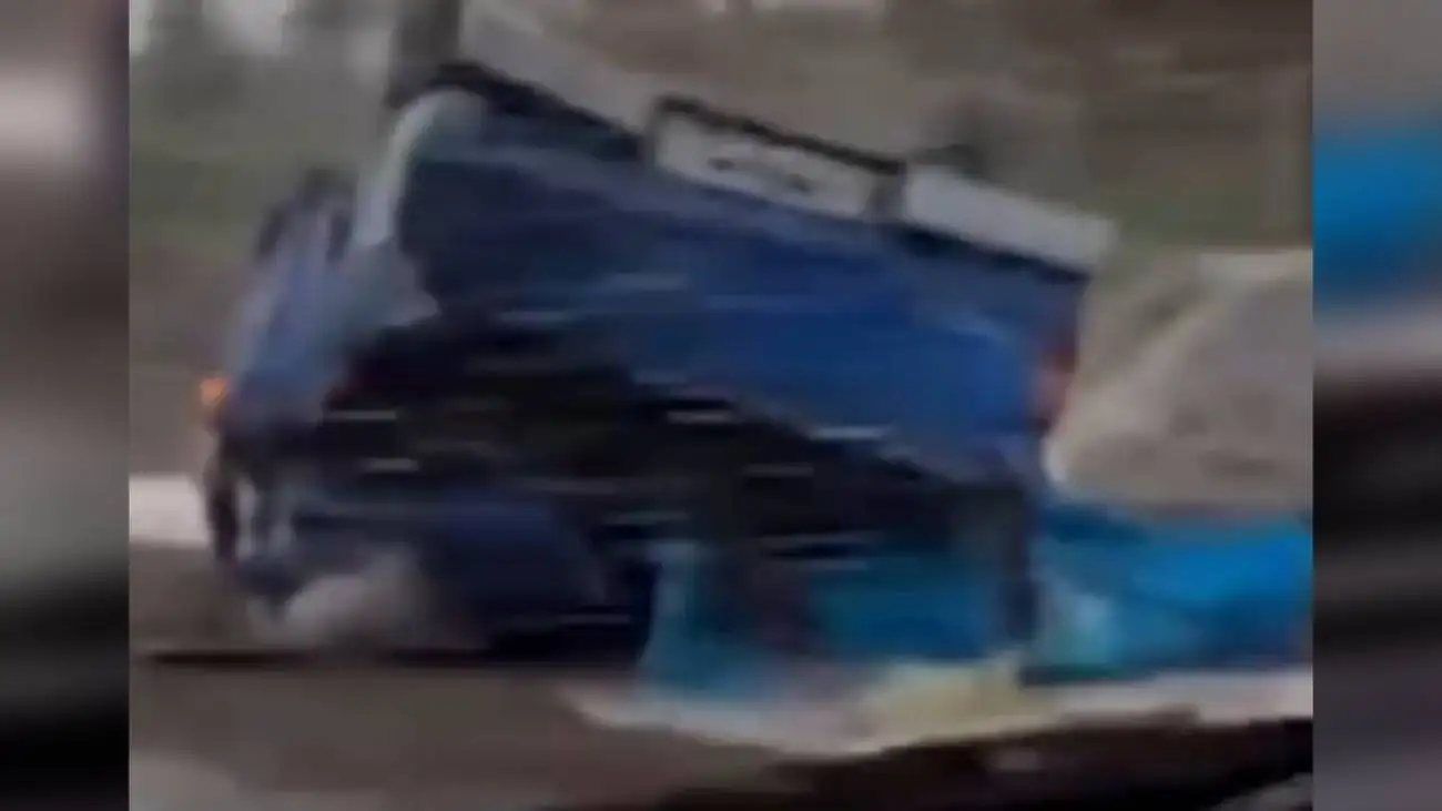 لحظه واژگونی نیسان آبی در جاده لغزنده؛ ببینید + ویدئو