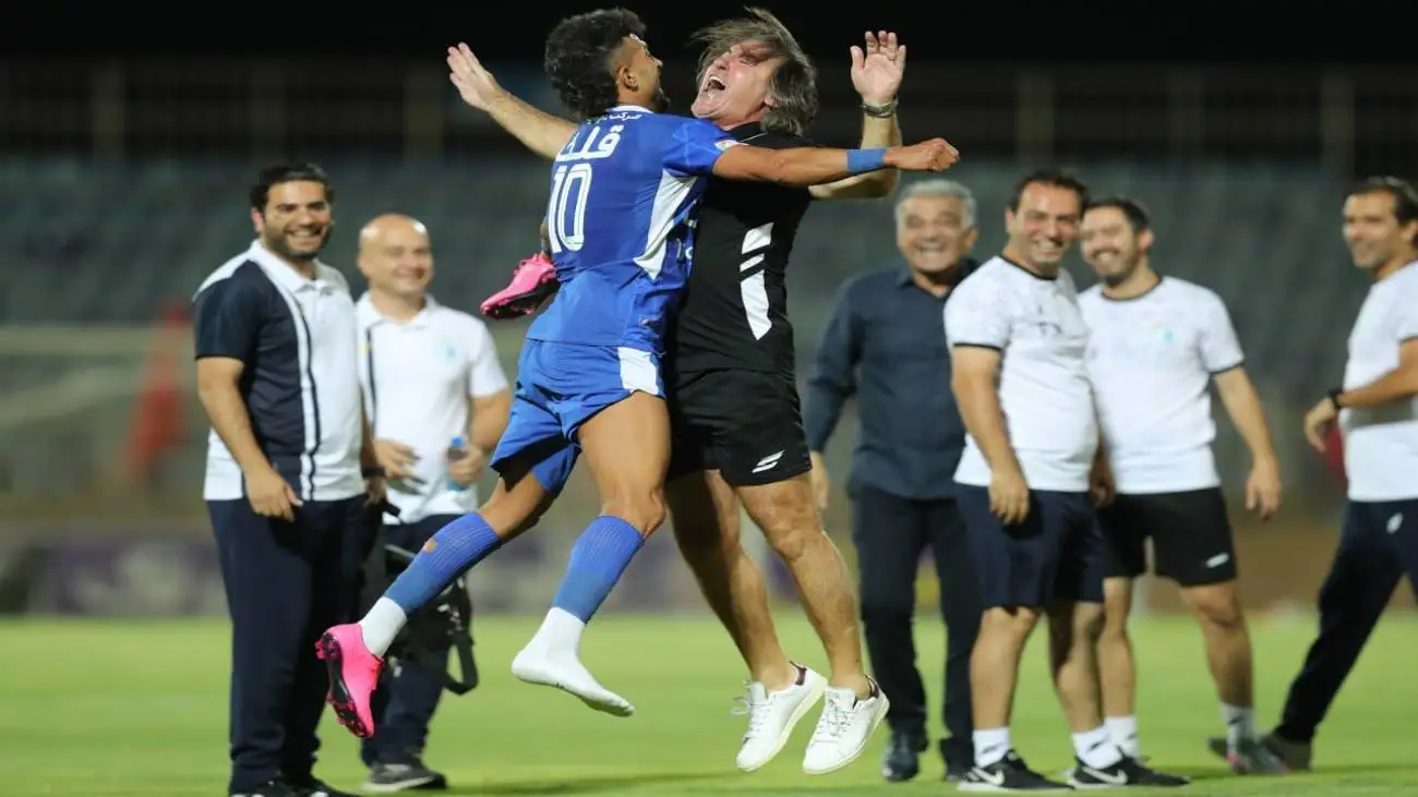 تصویر  -  آشتی کنان رضاییان و ساپینتو در تمرین استقلال