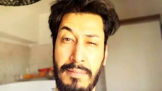 فیلم آواز خوانی بهرام افشاری  -   آهنگ روم زوم کنی، بوم بوم کنه قلبم؛ وسط صف نونوایی ترکوند!