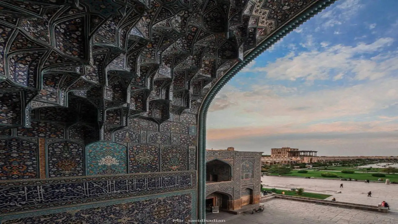 ضیافت نور در هزارتوی کاشی ها