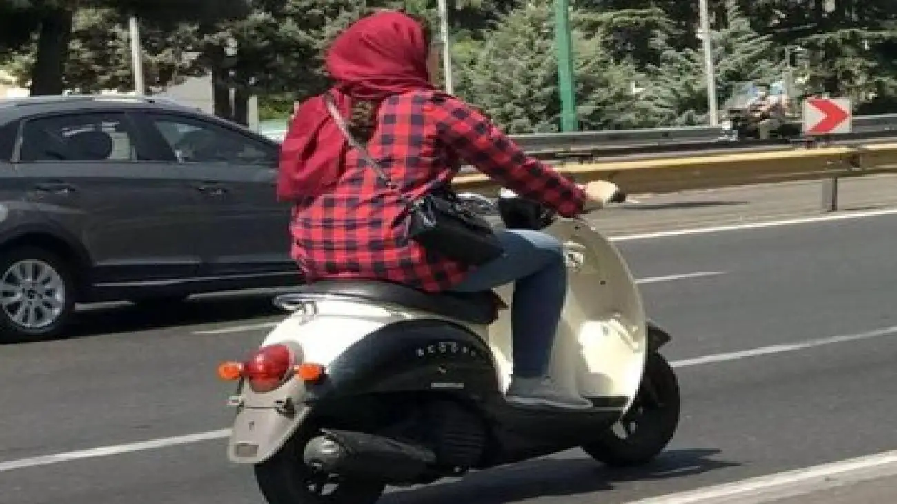 چرا جامعه اکثر مقررات راهنمایی و رانندگی را می پذیرد اما زیر بار ممنوعیت موتورسیکلت سواری خانمها را قبول نمی کند؟