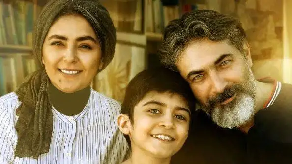 فیلم  -   رونمایی رایان سرلک از پدر و مادر واقعی  جوان و خوشتیپش -  پدرم آرشیتکته و مادرم ....