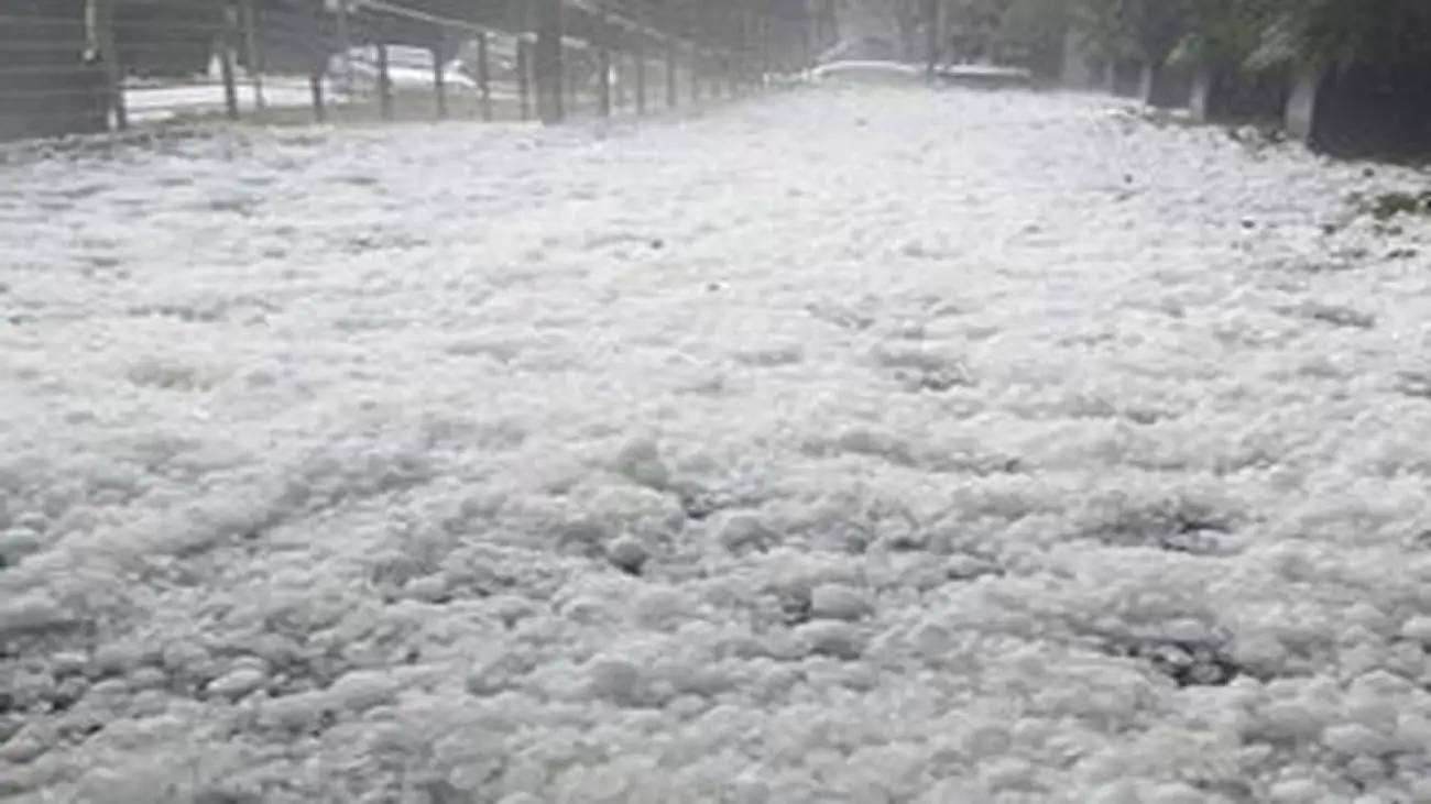 بارش شدید تگرگ در جاده شوش به اهواز  -  ویدئو