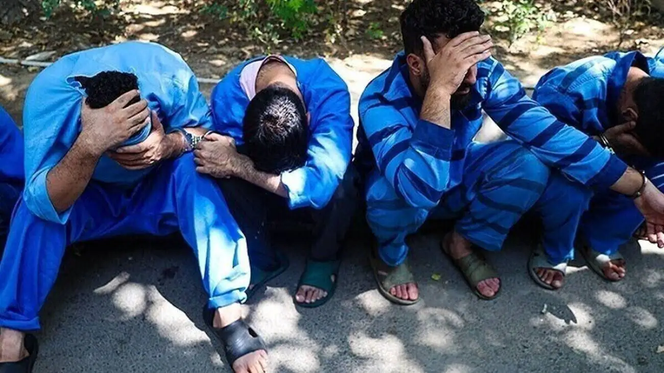 بازداشت سارقان حرفه ای که دست در سند نمره  کردن خودرو در تهران و قزوین داشتند