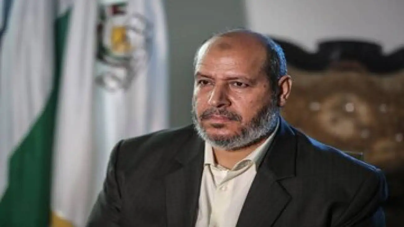 تصویر  -  ژست کنایه آمیز خلیل الحیه از رهبران سیاسی حماس بعد از ترور ناموفق؛ پیروزی!