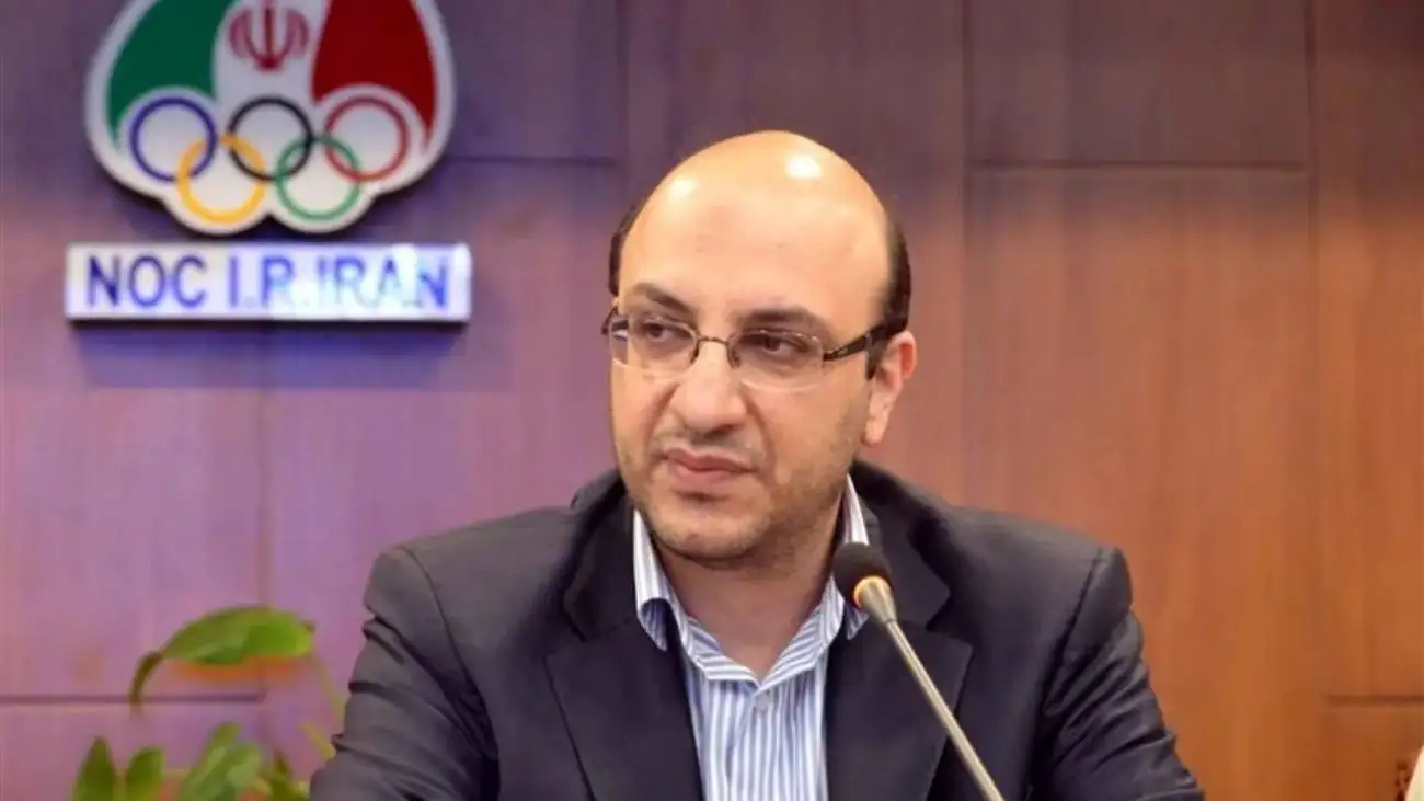فوتبال ایران در خطر؟  -  زنان تماشاگر پشت ورزشگاه مشهد ماندند  -  واکنش به چالش بزرگ؛ علی نژاد: وزارت ورزش مساله را حل کند
