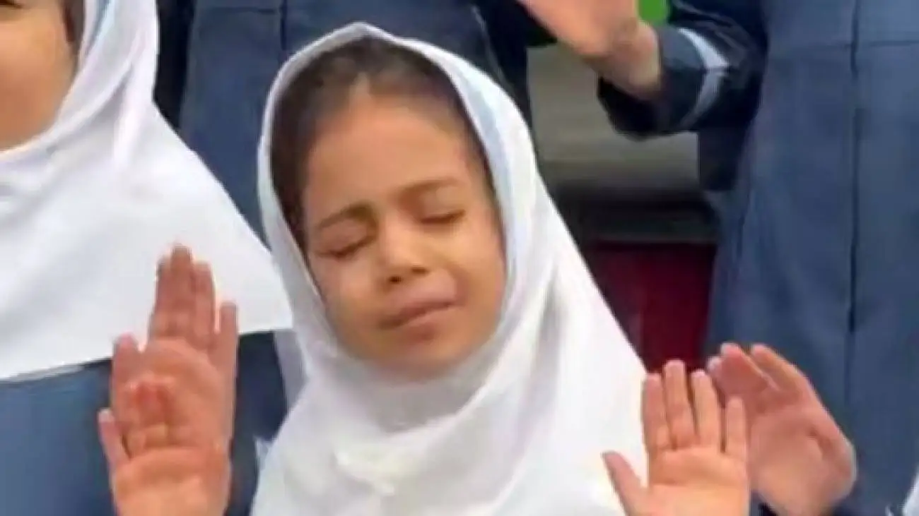 فیلم آوازخوانی فوق احساسی دختر زیبارو  در مدرسه با آهنگ محمد اصفهانی !  -  همه مبهوت شدند