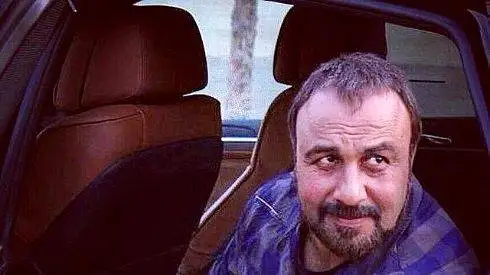 ویدیو  -  رضا عطاران: بنز نمی پسندم صندلیاش خشکه باربند هم نمیشه بست اینا نقطه ضعف ماشینه، ماشین باید رخ داشته باشه