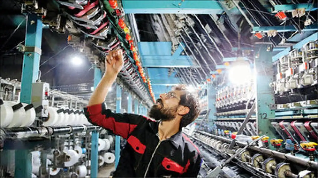 کارگران منتظر افزایش قابل توجه دستمزد باشند؟ -  کارگران: قیمت ها لحظه ای بالا می رود، دستمزد را هم چند بار در سال بالا ببرید