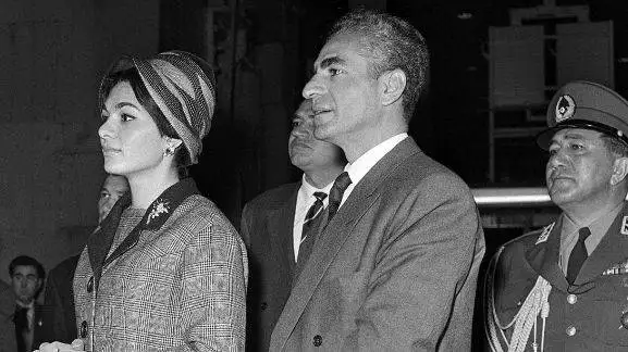 عکس سفر در زمان  -   (محمدرضا پهلوی و فرح دیبا ) در تخت جمشید  -   سال 1339