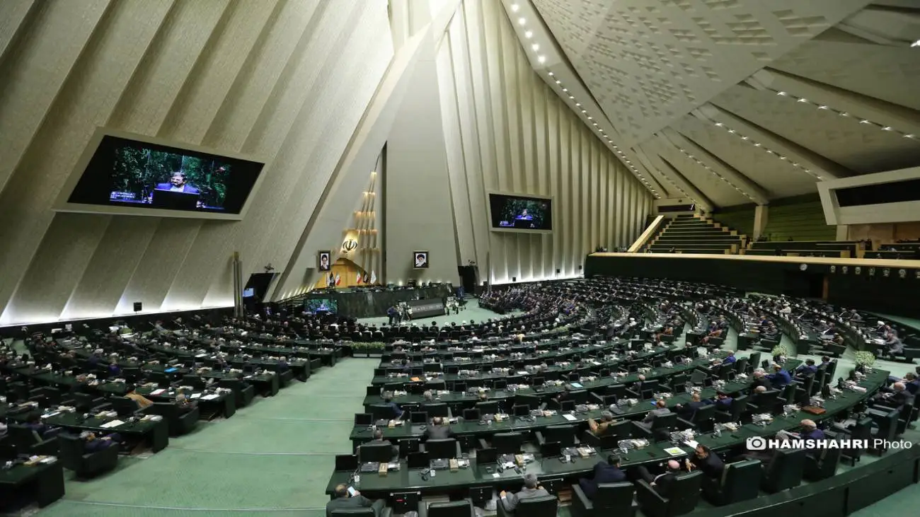 این آقا فکر می کند چون روحانی است... + ویدئو  -  آقای باقری بناب ساکت شو، نوبت بگیر و حرف بزن! + ویدئو  -  درگیری لفظی نماینده و نایب رئیس