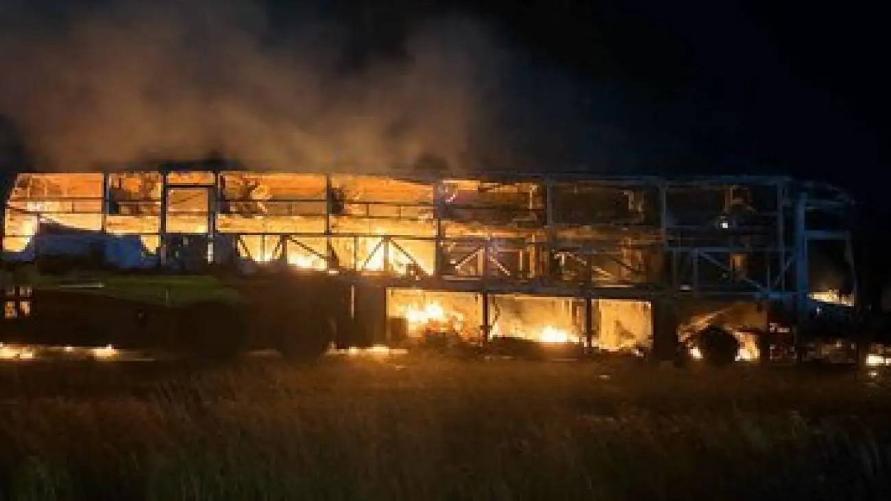 مسافران اتوبوسی در هند قربانی آتش شدند؛ حداقل 20 نفر فوت شدند؛ بلایی که یک موتورسیکلت سر این اتوبوس آورد -  عکس