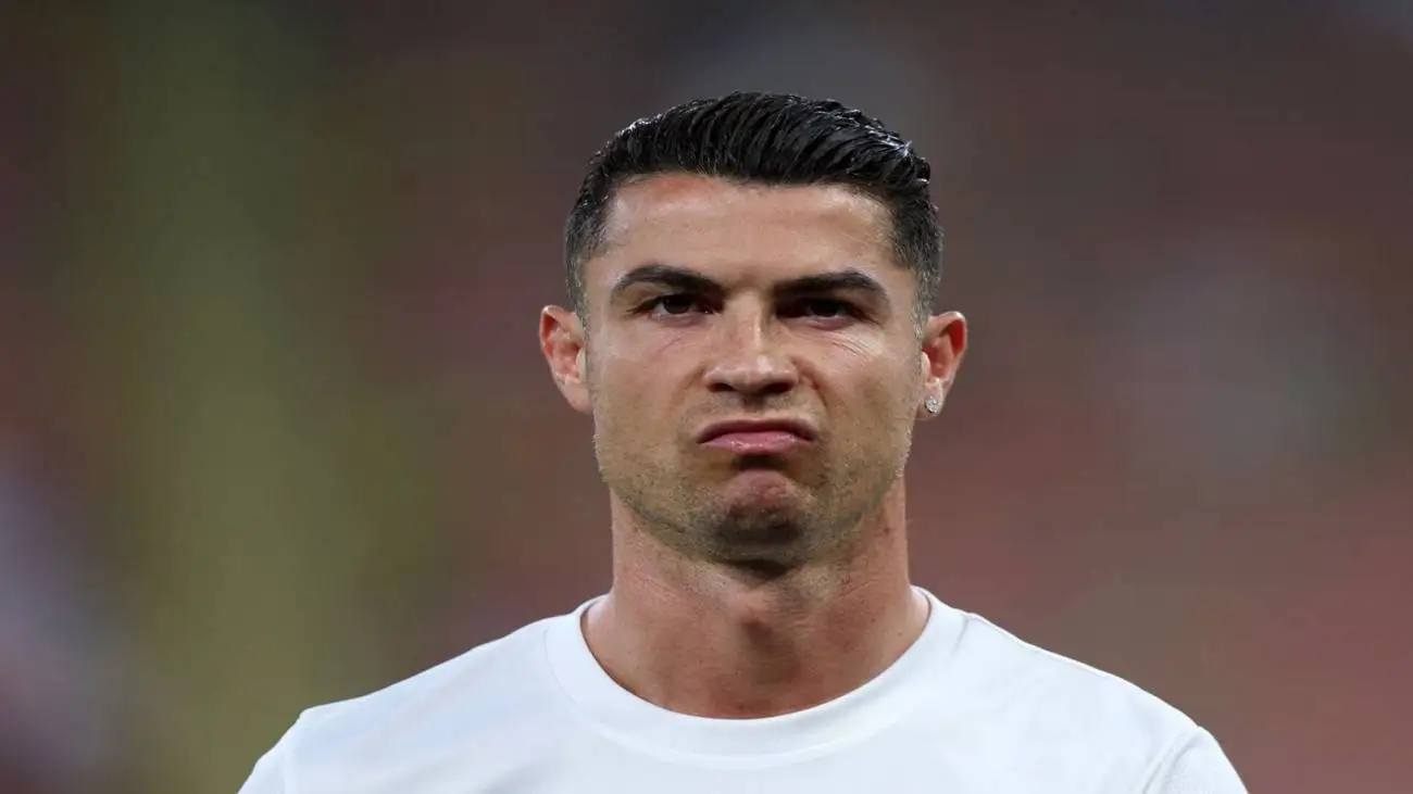 ویدیو  -  اهدای یک عبای فاخر عربی به کریستیانو رونالدو