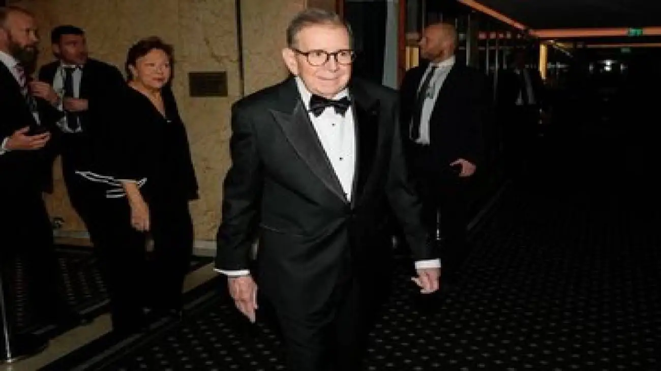 گونزالس خطاب به ارتش: من را به قدرت برسانید