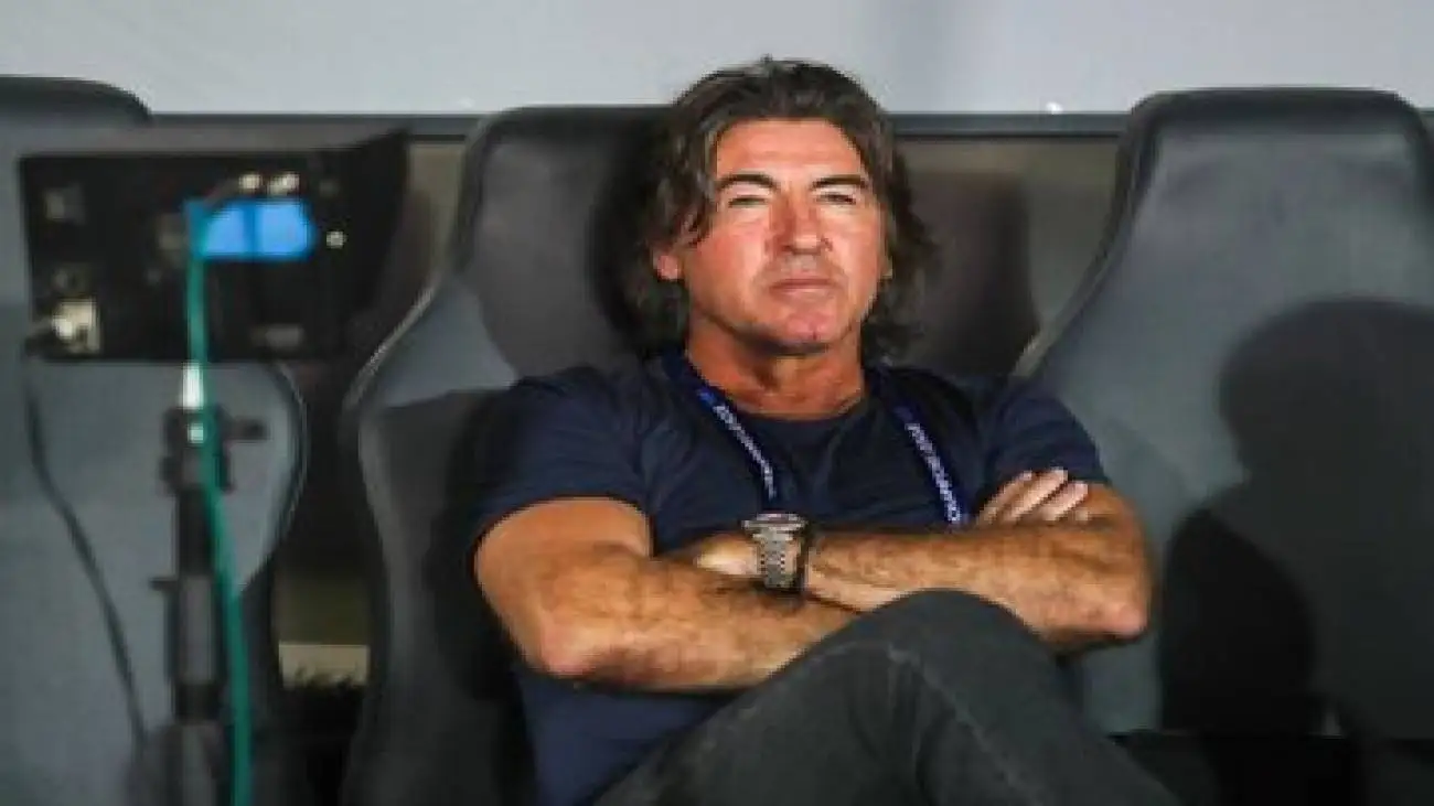 عکس -  هدیه سرمربی استقلال به کودکان مبتلا به سرطان