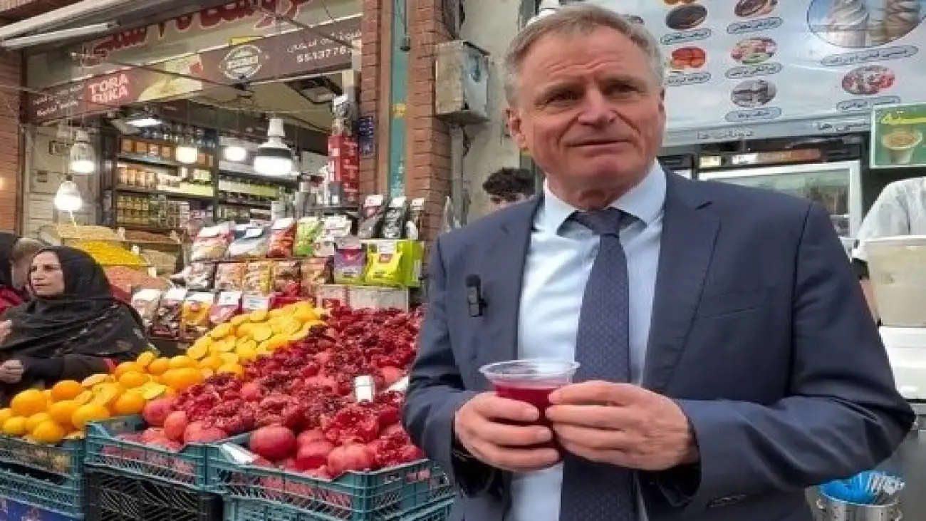 تهرانگردی و فارسی صحبت کردن دیپلمات ارشد آلمان  -  ته چین و آب انار خوری کاردار سفارت آلمان در قلب بازار تهران