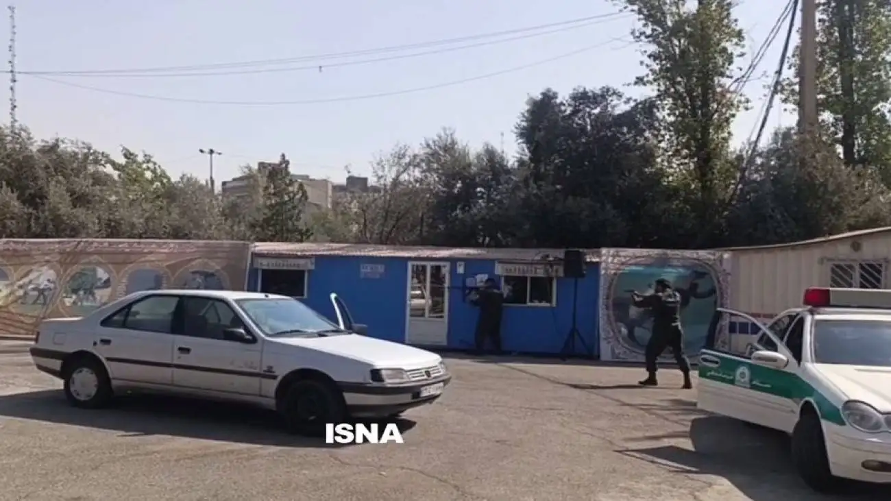 ویدیو  -  مانور بازداشت و آزادسازی گروگان در افتتاحیه نمایشگاه پلیسی در مصلی امام خمینی (ره)