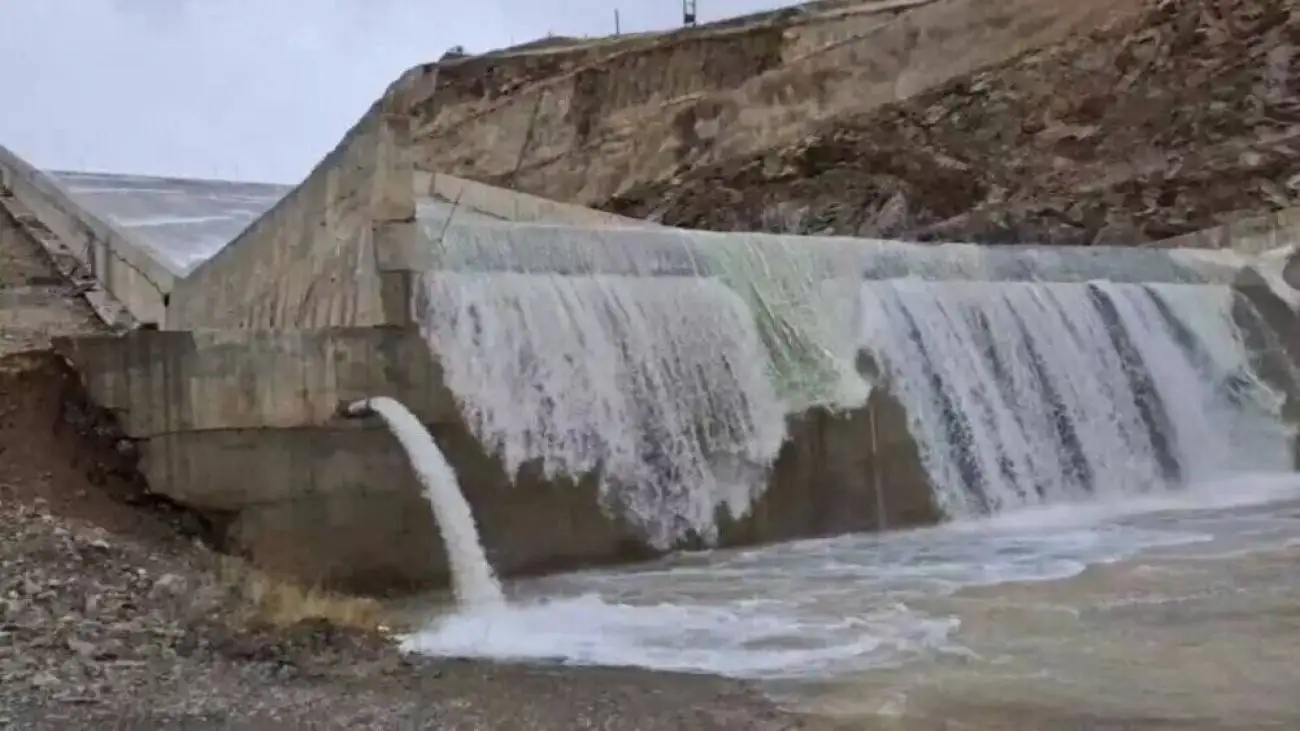 سدی که پس از چند سال، پرآب و سرریز شد