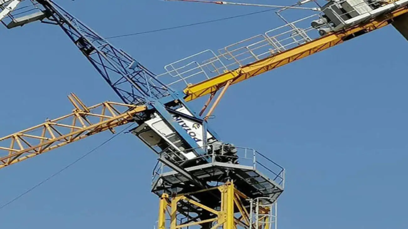 ویدیو  -  سقوط جرثقیل در پی طوفان