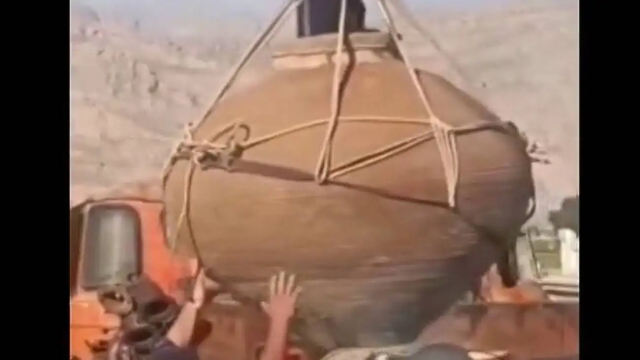 خمره شناسایی شده به تخت جمشید منتقل شد + ویدئو  -  داخل این خمره چه بود؟