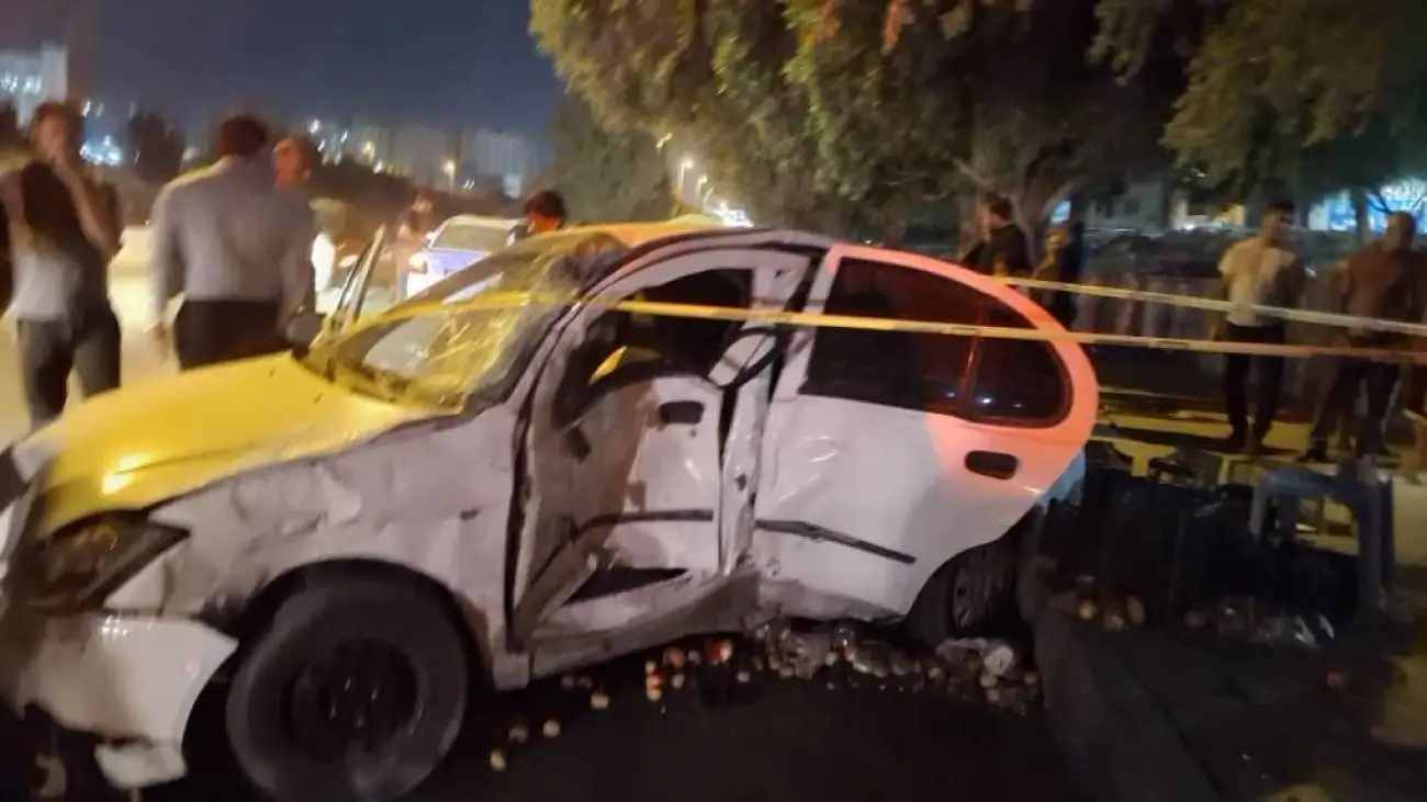 ویدیو  -  اقدام زیبای مردم در پی واژگونی کامیونت حامل مرکبات در محور فیروزکوه