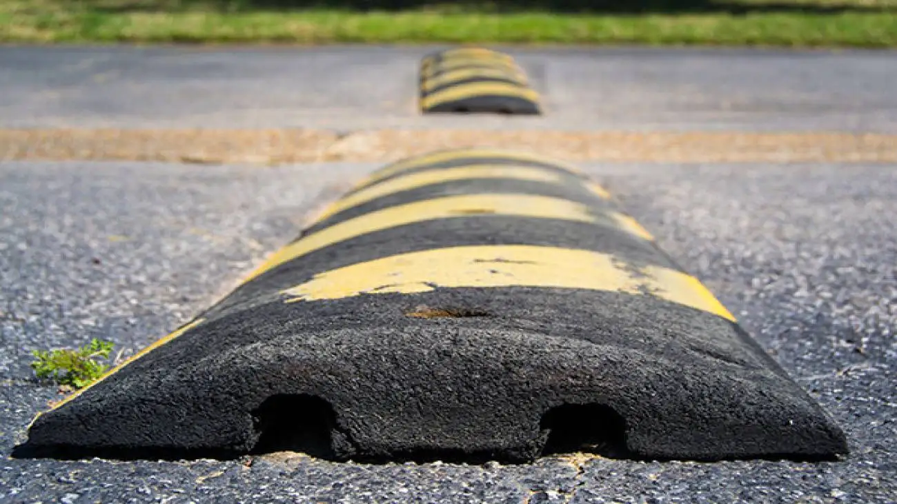 نگه داشتن پدال ترمز هنگام عبور از دست انداز ؛ اشتباه رایج رانندگی که خودرو را خراب می کند