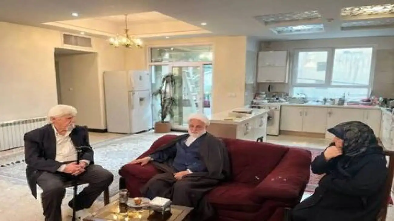 حضور حجت الاسلام والمسلمین محسنی اژه ای در منزل (عنایت الله بخشی)
