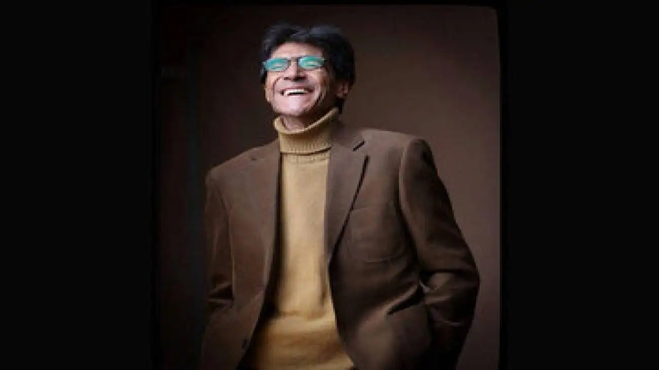 تصویر  -  تصویری کمتر دیده شده از دریافت تندیس جایزه لوکارنو توسط مرحوم تقوایی