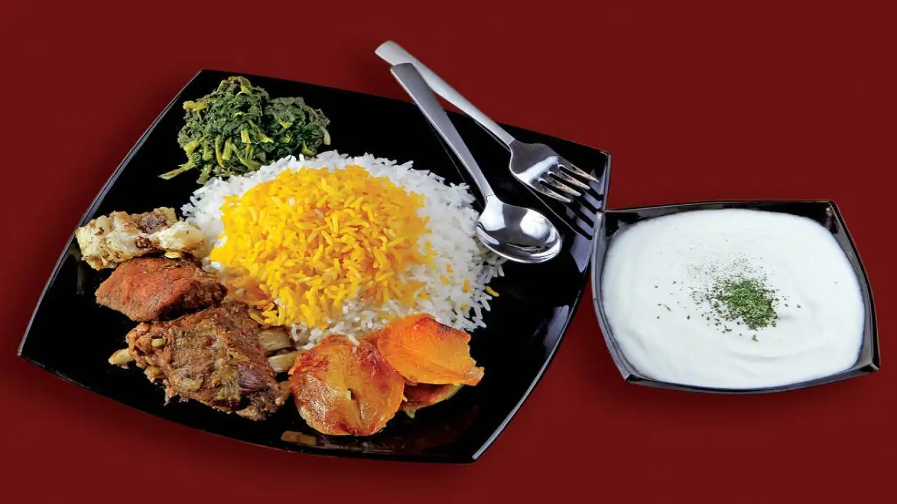 درست کردن ته چین گرمساری مجلسی ؛ غذای اصیل کوچ نشین ها
