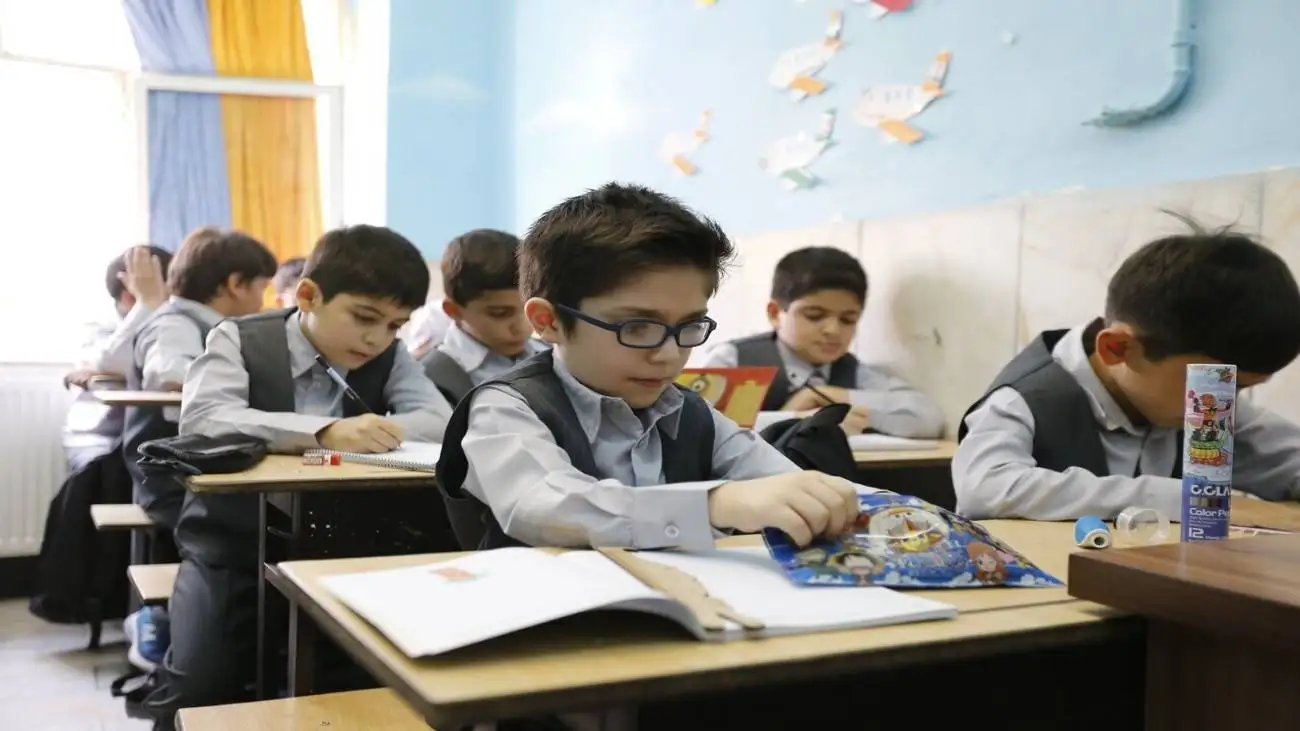 ویدیو  -  انتقاد مجری برنامه از بازگشایی مدارس در ساعت 6 صبح