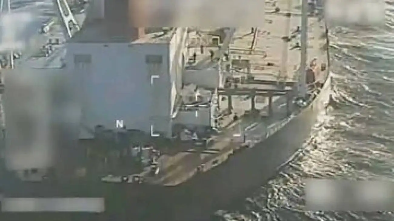 تعقیب وگریز آمریکا و نفتکشی که ادعا شد مرتبط با ایران است؛حالا خدمه با کشیدن پرچم روسیه روی بدنه مدعی حمایت مسکو شدند