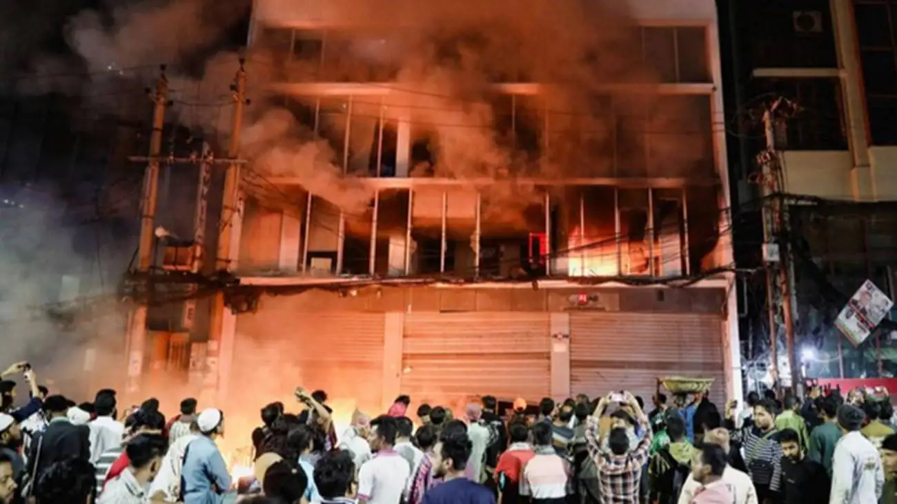 ویدیو  -  آشوب در پایتخت بنگلادش؛ ساختمان یک روزنامه به آتش کشیده شد