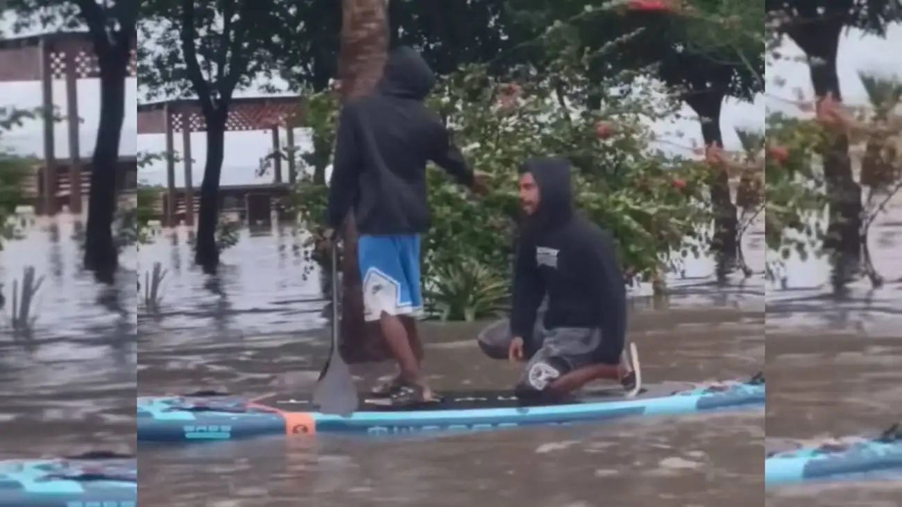 پدل سواری جوانان کیش در آبگرفتگی خیابان جزیره  + ویدئو