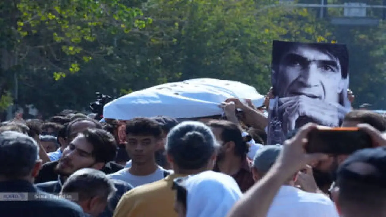 تصویر  -   نوشته روی تابوت زنده یاد ناصر تقوایی: هر چیز که نو نشود کهنه می شود