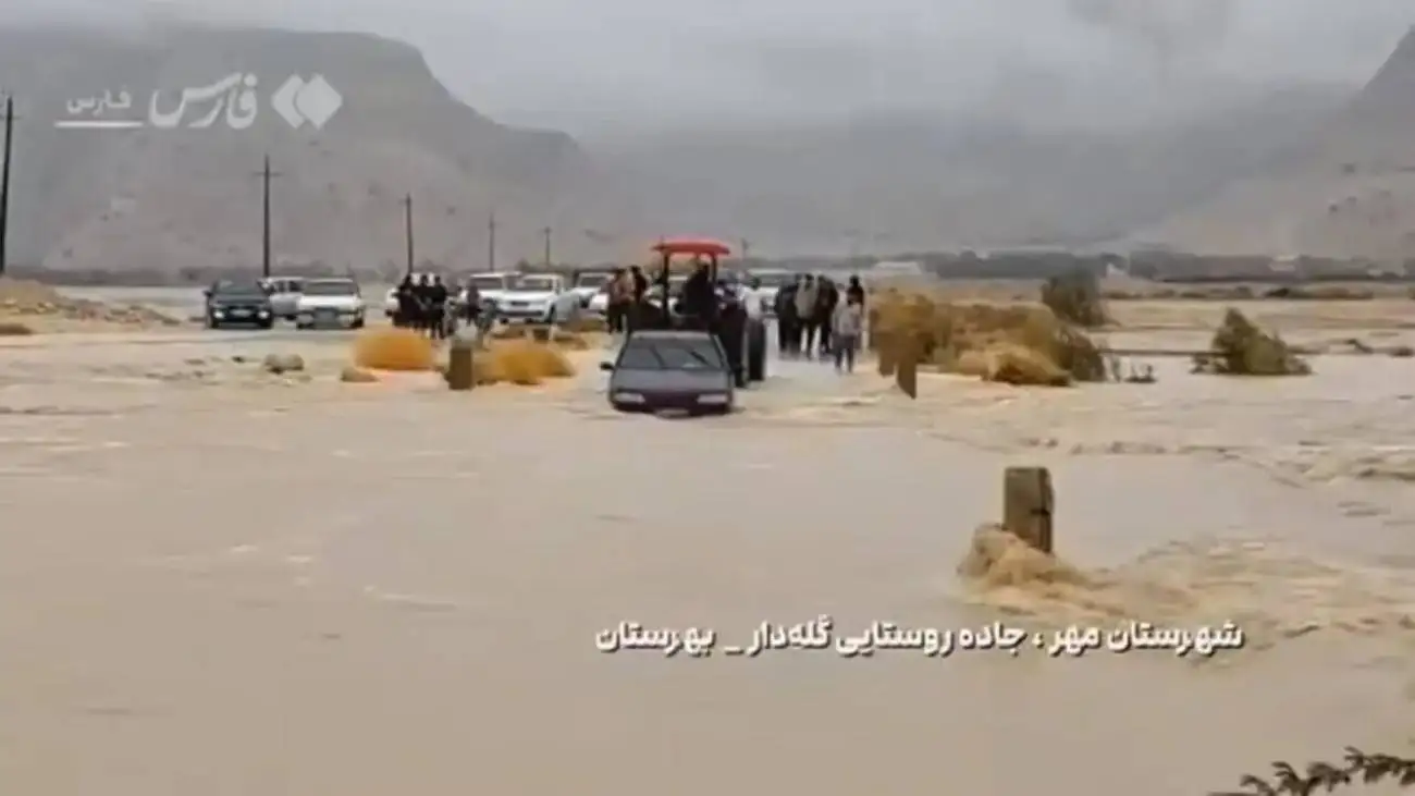 ویدیو  -  نجات رانندۀ پژو در سیلاب فارس