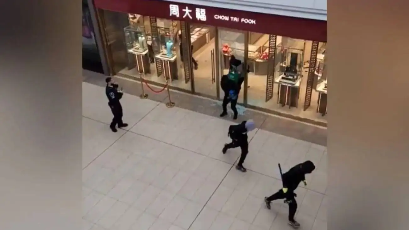 ویدیو  -  سرقت از جواهرفروشی وسط مرکز خرید در تورنتو!