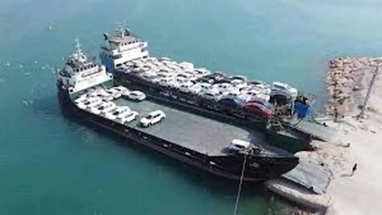 ویدیو  -  گل نشست لندینگ کرافت با ده ها خودرو و مسافر در نزدیکی پل خلیج فارس