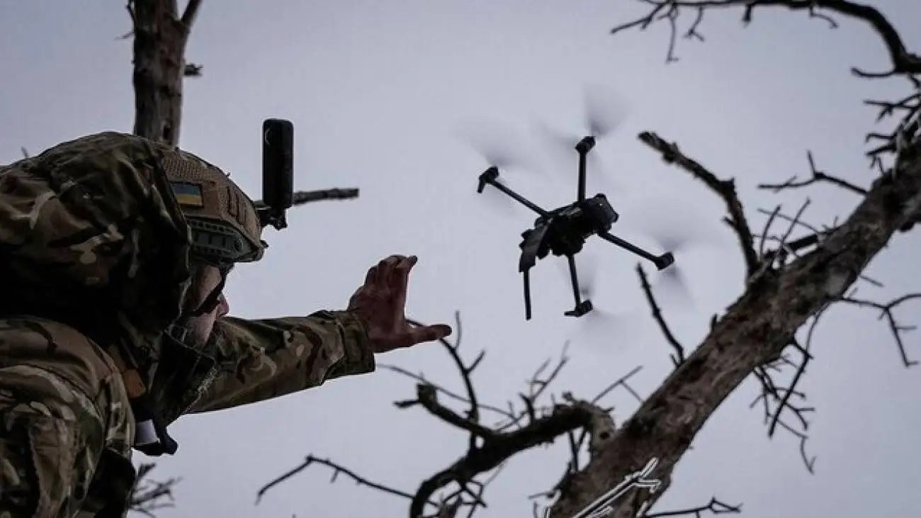 لحظه ترسناک فرار ماهرانه سرباز روس از 2 حمله پهپادی + ویدئو