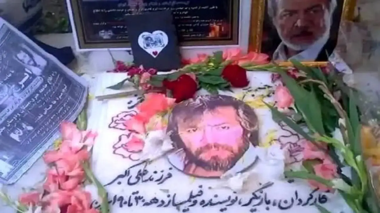 فیلم آواز باشکوه و احساسی پسر ایرج قادری سر مزار ابهت سینما  -   با آهنگ سوزناک همه اشک ریختند !