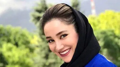 شتر سواری بهاره افشاری در کویر؛ من و افشین در حال در گوشی حرف زدن..