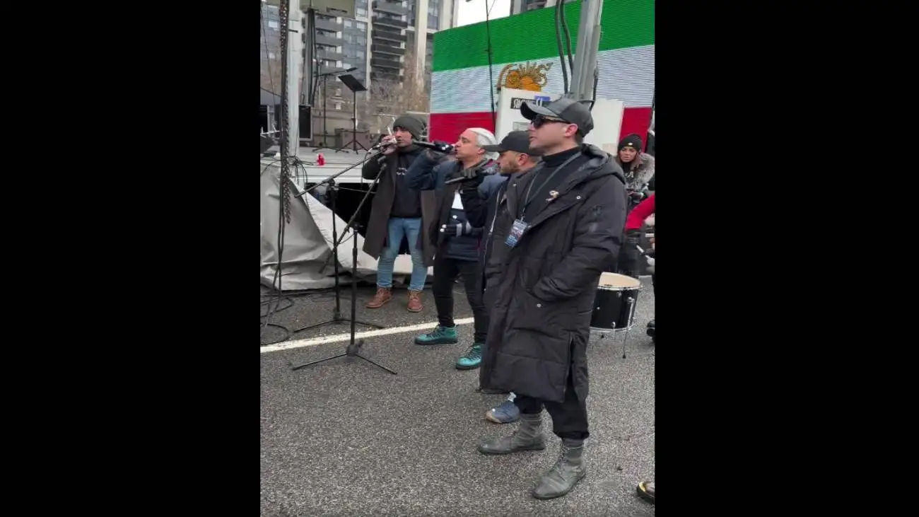 خوانندگی احسان کرمی و مازیار فلاحی همراه هم در خیابان!  -  ویدئو