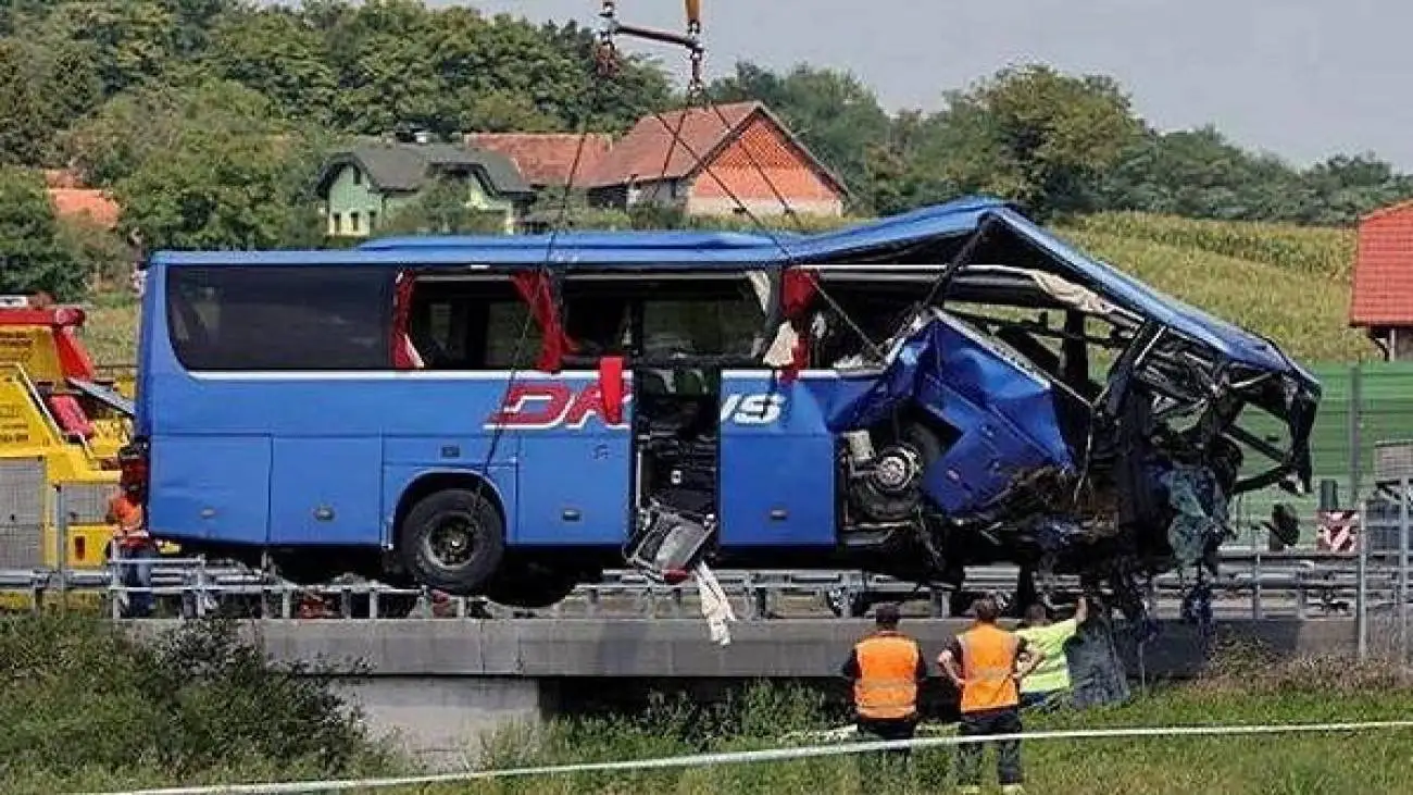 ویدیو  -  3 کشته و چند زخمی پس از برخورد اتوبوس با ایستگاه اتوبوس در استکهلم